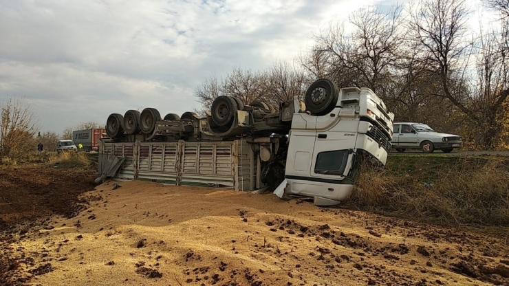 Buğday Yüklü Tır Devrildi: 2 Yaralı