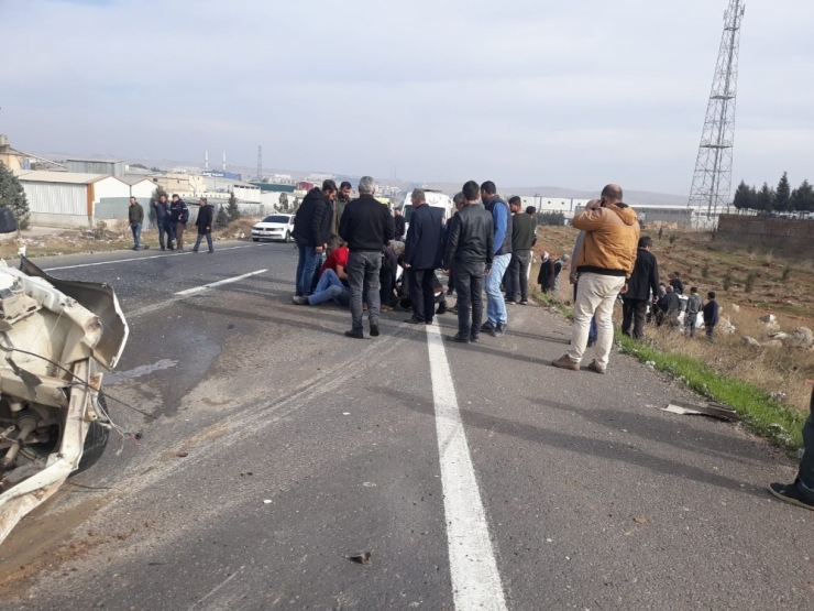 Otomobiller Çarpıştı: 2’si Ağır 4 Yaralı