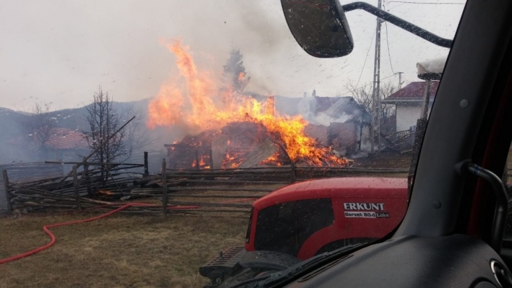 Tosya’da Çıkan Yangında 1 Ev Küle Döndü