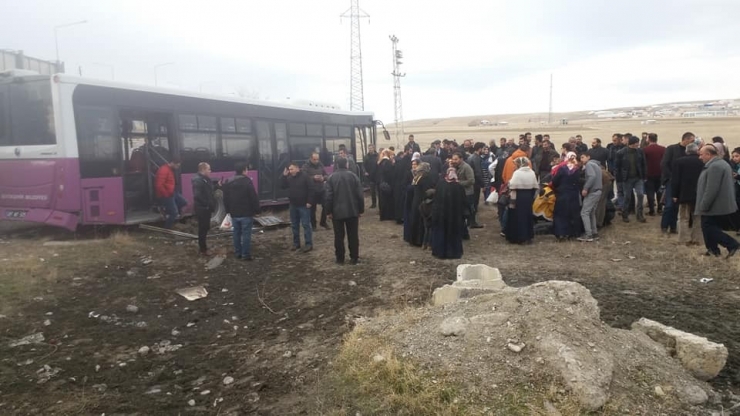 Kamyonla Otobüs Çarpıştı: 19 Yaralı