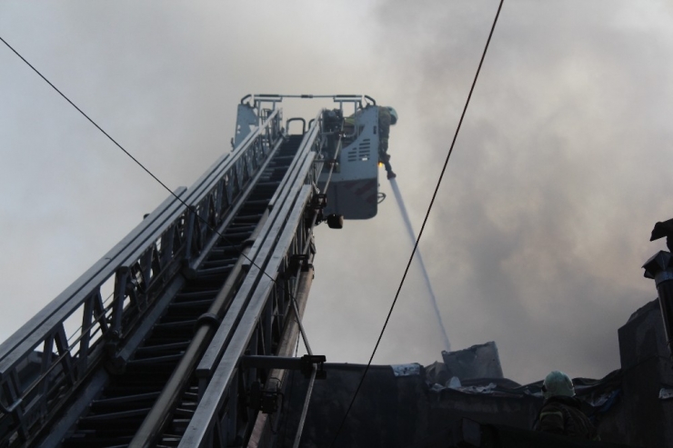 Fatih’te Yanan Ahşap Bina Drone İle Görüntülendi