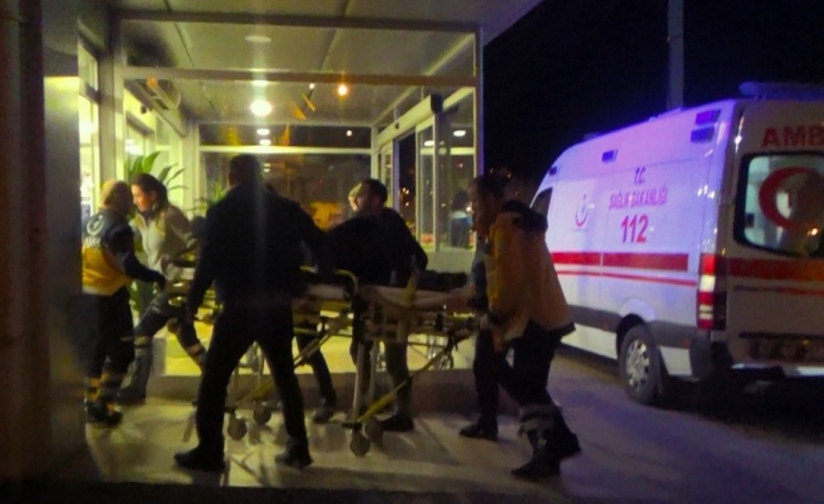 Refüjü Aşan Otomobil Köprüden Uçtu: 3 Yaralı