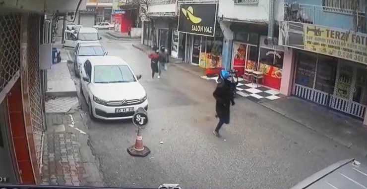 İki Kişiyi Vuran Soyguncuların Soygun Anı Ve Kaçışı Kamerada