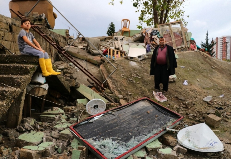 Sağanak Yağış Gecekonduyu Yıktı