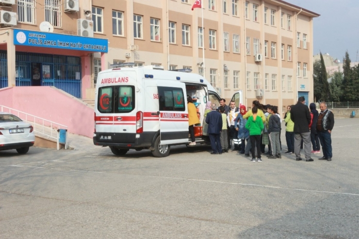 Öğrenciler Yemekten Zehirlendi