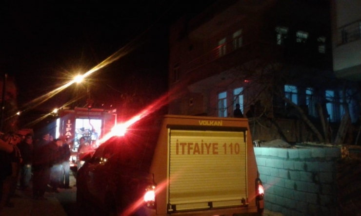 Çatıdaki Odunluk Yandı