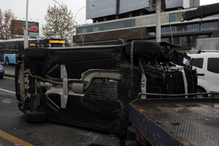 Başkentte Yağmurlu Zeminde Kayan Araç Takla Attı