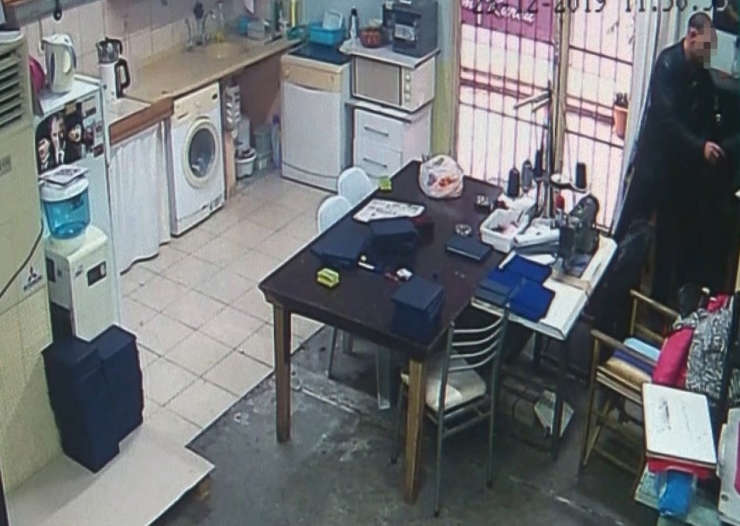 Hırsız Cüzdanı Alamayınca Montu Da Götürdü