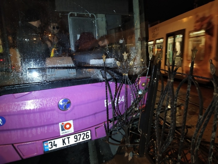Kabataş’ta Otobüs Tramvay Bariyerlerine Çarptı