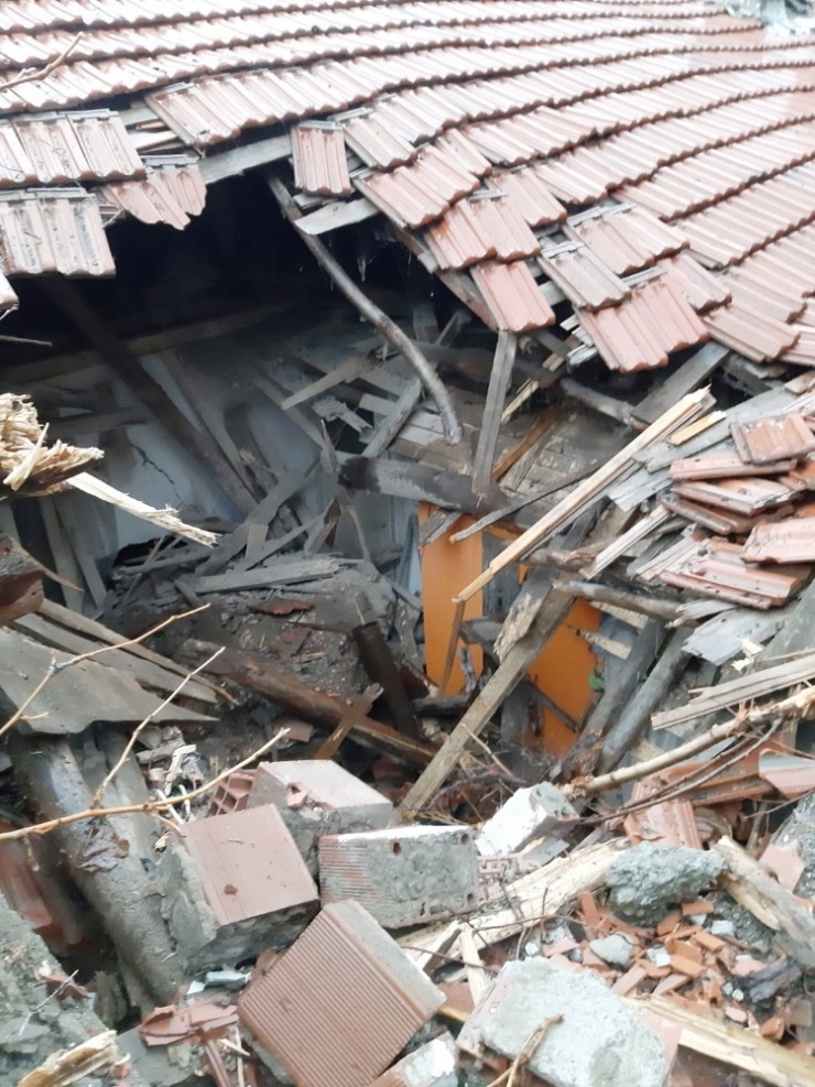 Dağdan Kopan Kayalar Evin Çatısına Düştü, Facianın Eşiğinden Dönüldü