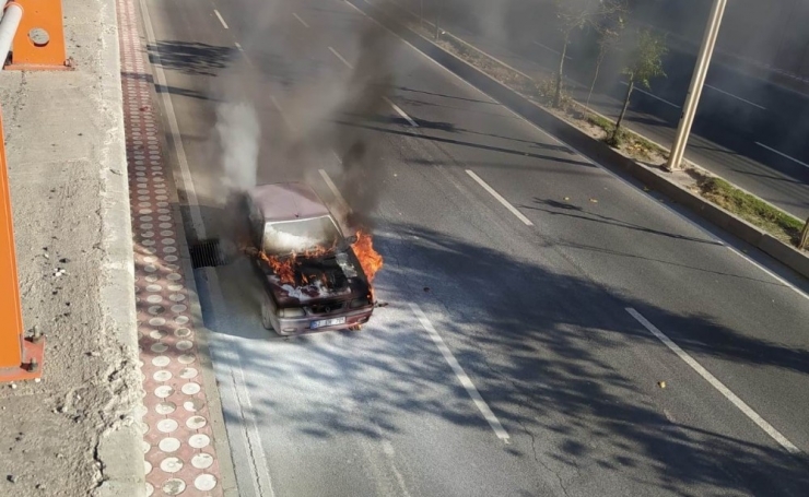 Seyir Halindeki Otomobil Cayır Cayır Yandı