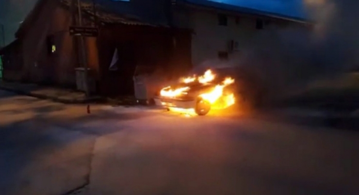 Otomobilin Alev Alev Yandığı Anlar Kamerada