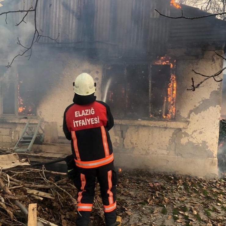 Elazığ’da Metruk Evde Yangın