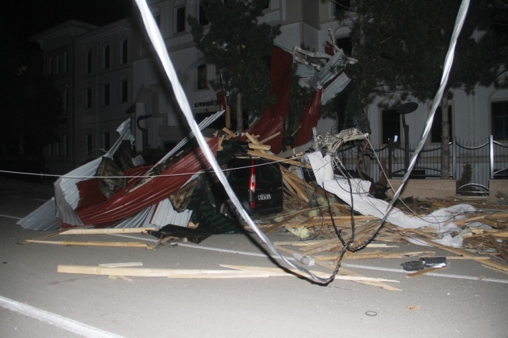 Elazığ’da Fırtına Direkleri Devirdi, Çatı Uçurdu