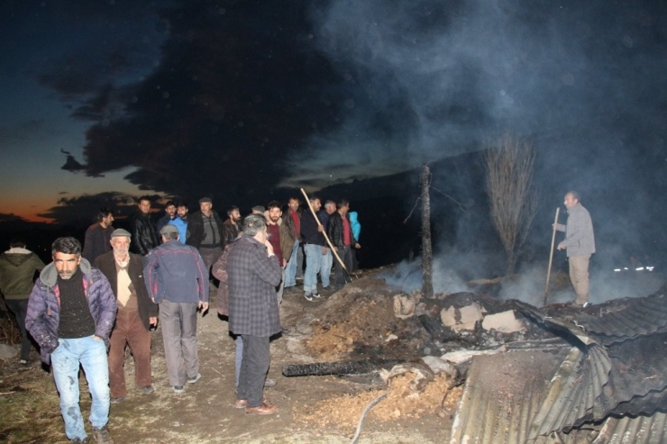 Zihinsel Engelli Çocuk Evlerini Yaktı