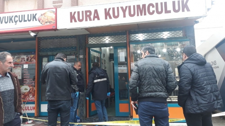 İzmir’de Soygun Dehşeti: 2 Yaralı