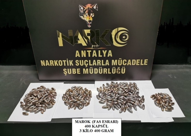 Midelerinde Ve Bağırsaklarında 400 Kapsül Uyuşturucuyla Havalimanında Yakalandılar