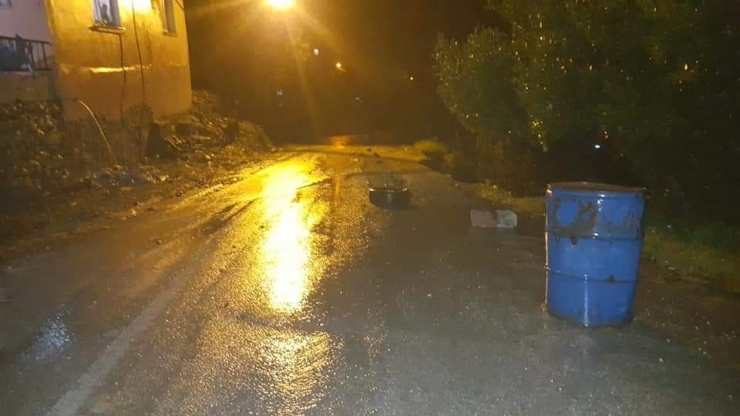 Samandağ’da Aşırı Yağış Sonrası Yol Çöktü