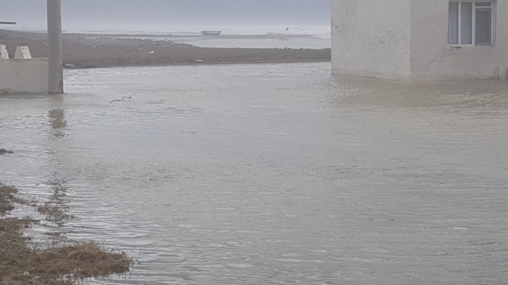 Samandağ’da Fırtına Ve Sağanak Yağış Hayatı Olumsuz Etkiliyor