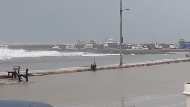 Samandağ’da Fırtına Ve Sağanak Yağış Hayatı Olumsuz Etkiliyor