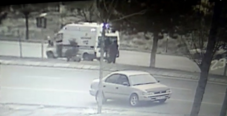 Yolda Yürürken Rüzgarın Uçurduğu Tahtanın Altında Kaldı