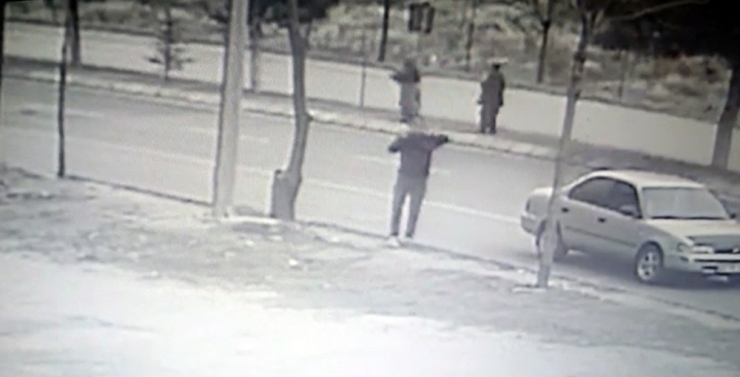 Yolda Yürürken Rüzgarın Uçurduğu Tahtanın Altında Kaldı