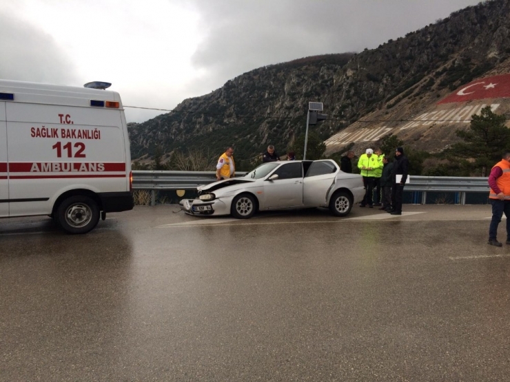 Kayganlaşan Zeminde Kontrolden Çıkan Otomobil Bariyerlere Çarptı: 3 Yaralı