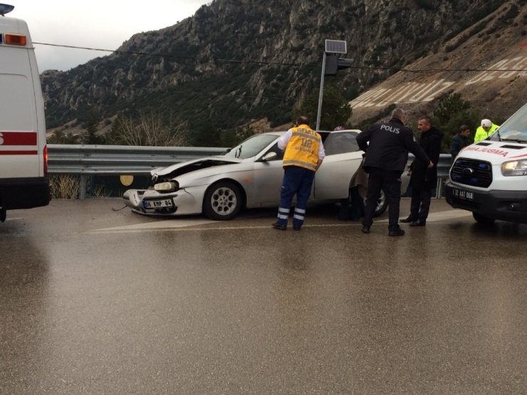 Kayganlaşan Zeminde Kontrolden Çıkan Otomobil Bariyerlere Çarptı: 3 Yaralı