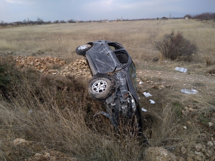 Kontrolden Çıkan Otomobil Şarampole Yuvarlandı: 4 Yaralı