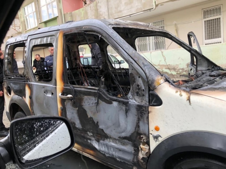 Park Halindeki Araç Alev Topuna Döndü