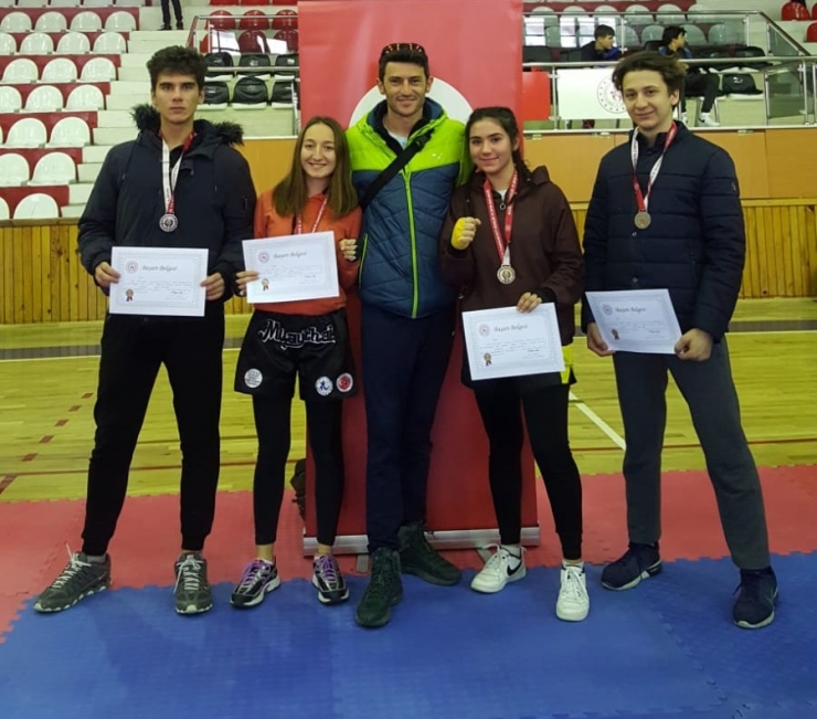 Kick Boks’ta Milaslı 5 Öğrenci İl Birincisi Oldu