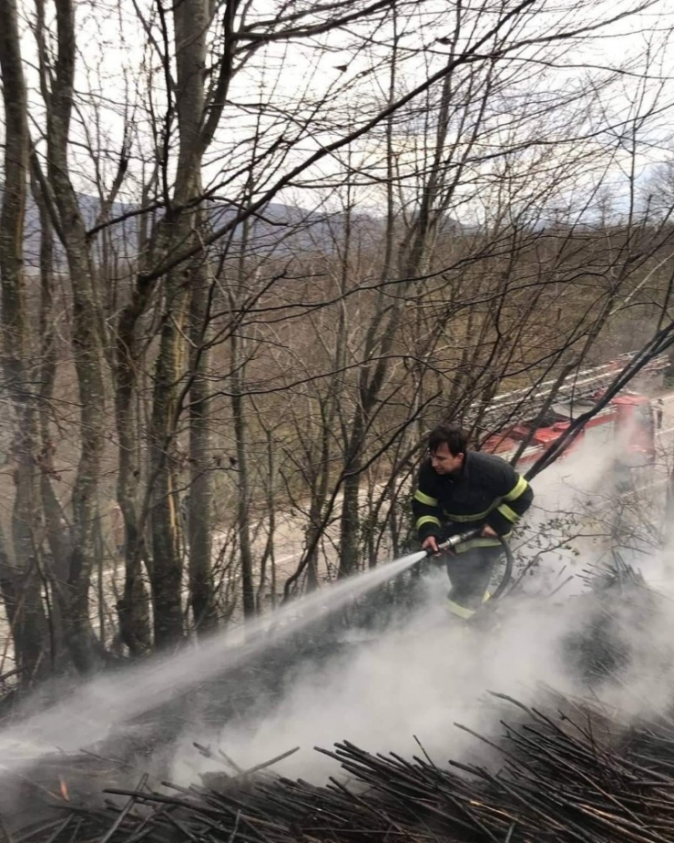 Rüzgar Ve Fırtınadan 11 İlçede, 22 Farklı Noktada Yangın Çıkmış