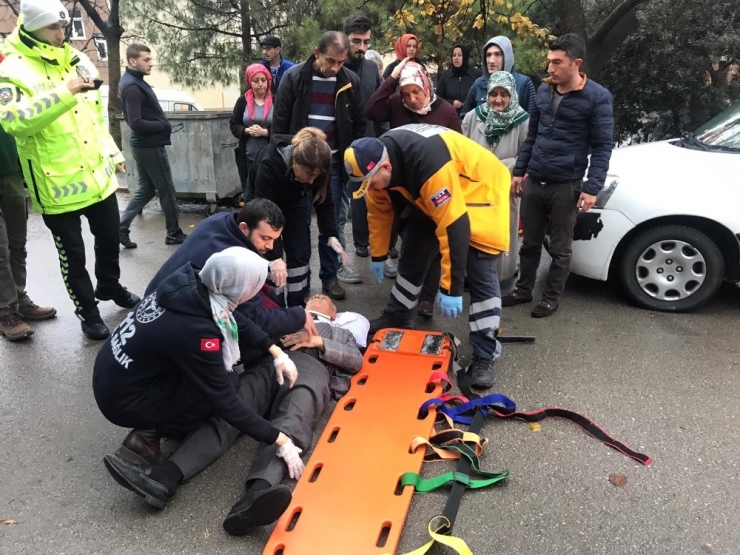 Yayaya Çarpan Otomobilin Sürücüsü Baygınlık Geçirdi