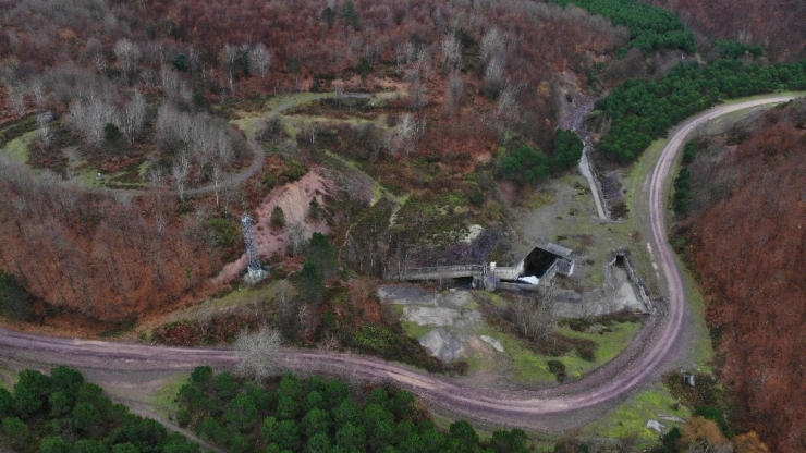 Şile’de Ormana Bırakılan Yüzlerce Otomobil Lastiği Havadan Görüntülendi