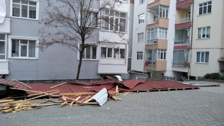 Rüzgar Çatı Uçurdu