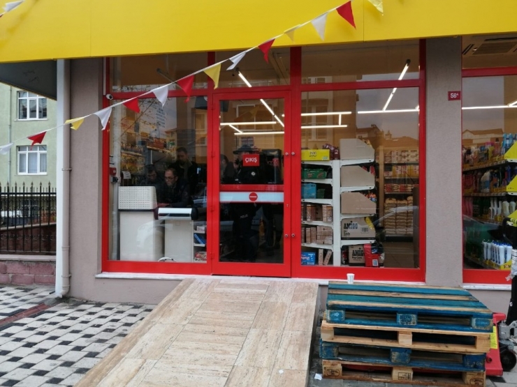 Ümraniye’de Markette Silahlı Soygun