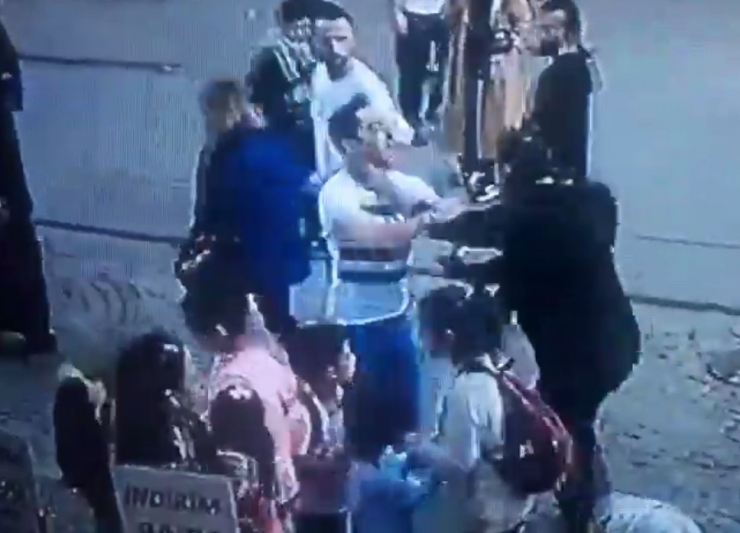 Ümraniye’de Kadını Döven Şahsa Vatandaştan Dayak