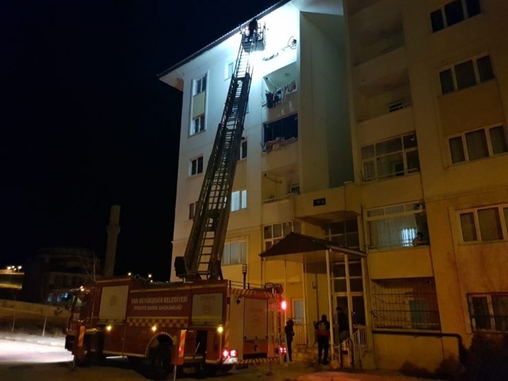 Evde Uyuyakalan Çocuk İtfaiyeyi Alarma Geçirdi