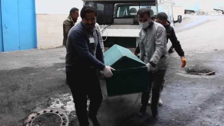 İran Sınırında Erkek Cesedi Bulundu