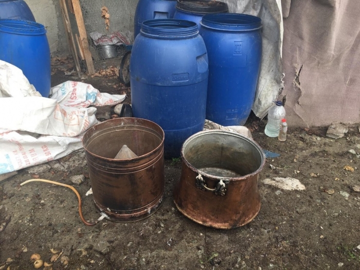 Ocakta Kaçak Alkol Kaynatırken Yakalandı