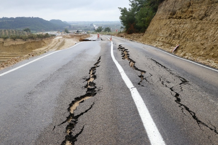 6 İlçeyi Adana’ya Bağlayan Karayolu Çöktü