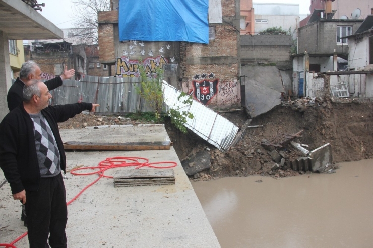 Yağmurda Evsiz Kalan Kadın Gözyaşlarına Boğuldu