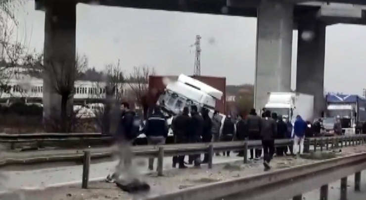 İki Tır Çarpıştı, Kilometrelerce Araç Kuyruğu Oluştu