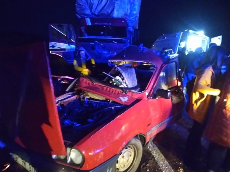 Otomobil İle Kamyon Çarpıştı: 2 Ölü