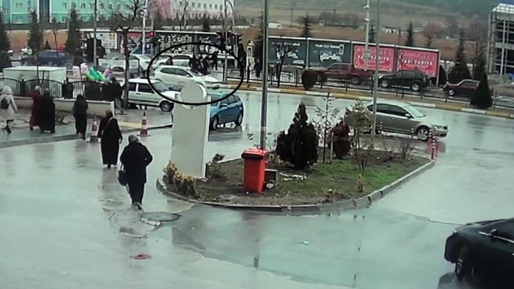 Yolun Karşısına Geçmeye Çalışan Yayalara Otomobil Çarptı