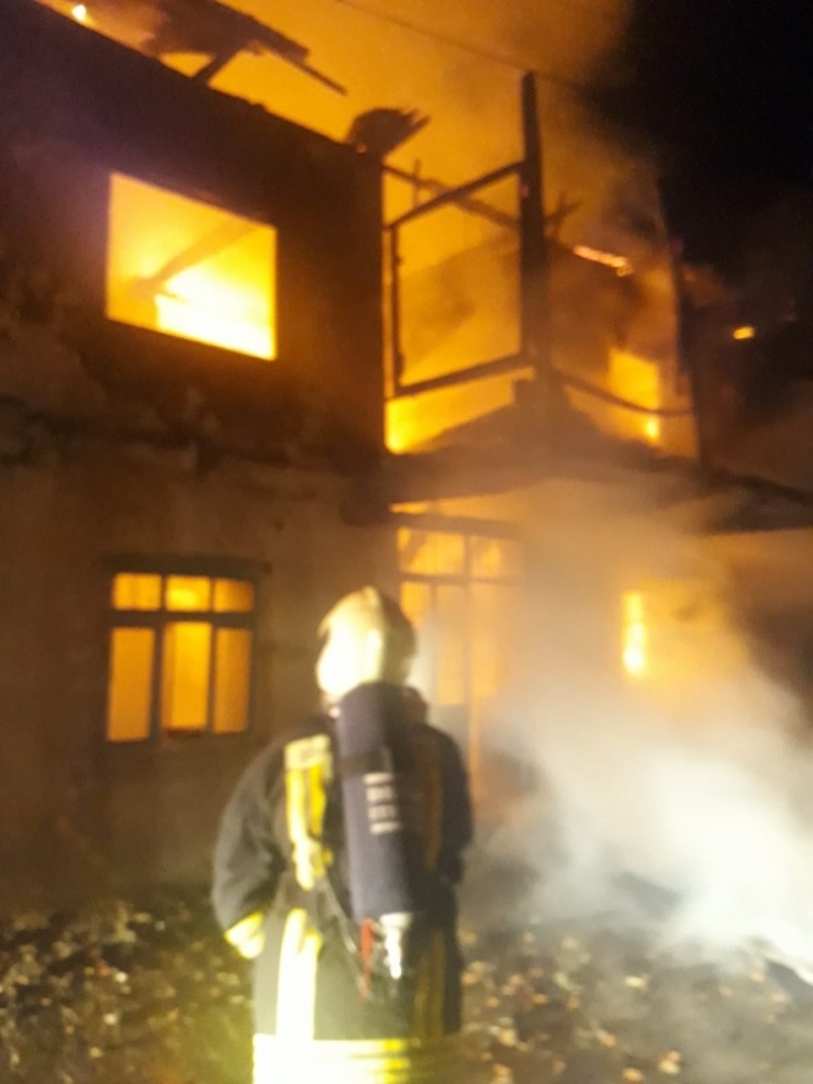 İki Katlı Ahşap Ev Alevlere Teslim Oldu