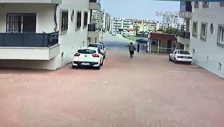 Şiddetli Rüzgar Yaşlı Kadını Savurup Yere Düşürdü