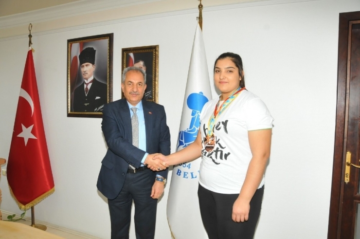 Başkan Akkaya’dan Avrupa Üçüncüsü Sporcuya Altın