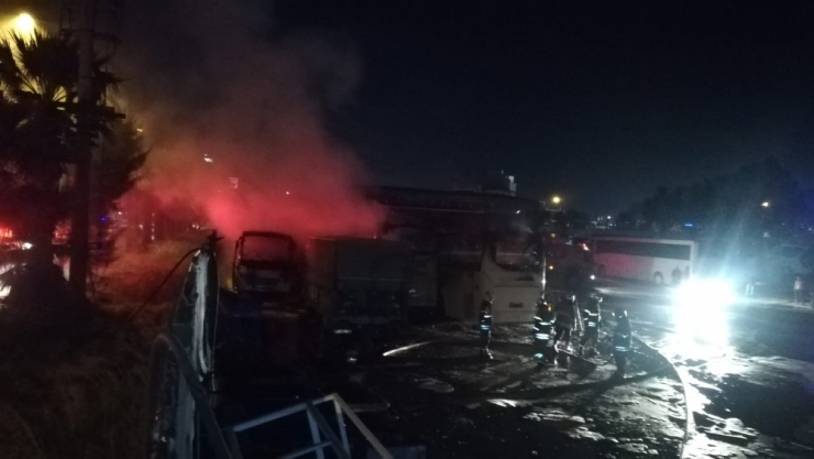 İzmir’de Servis Bakım Alanında Yangın: 6 Araç Yanarak Küle Döndü