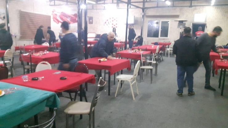 İzmir’de Çay Ocaklarına Kumar Operasyonu: 33 Kişi Yakalandı